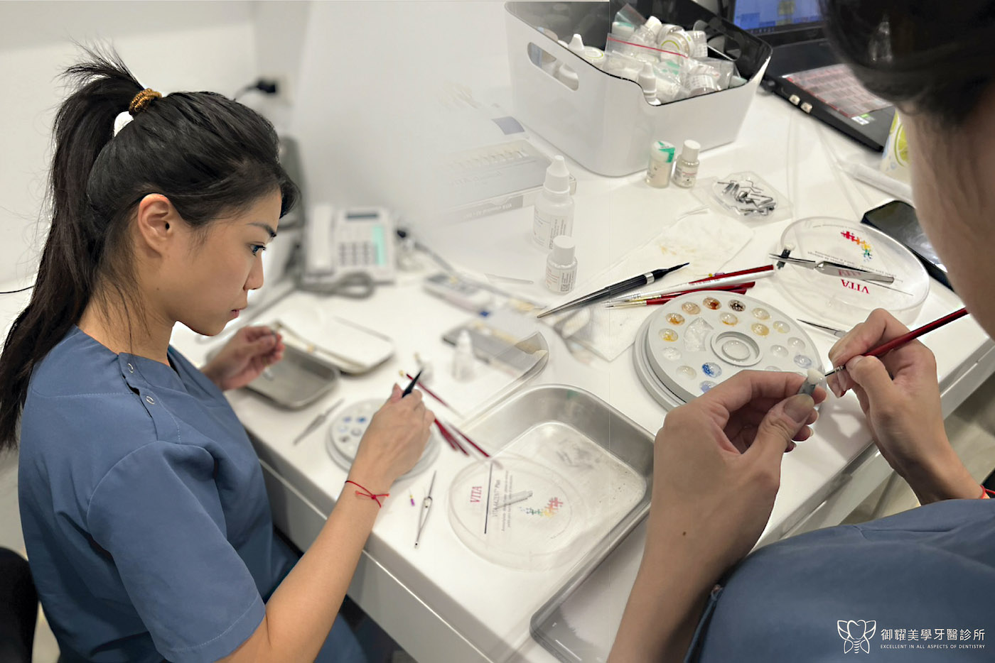 台中御耀美學牙醫的牙技師設計陶瓷貼片的過程