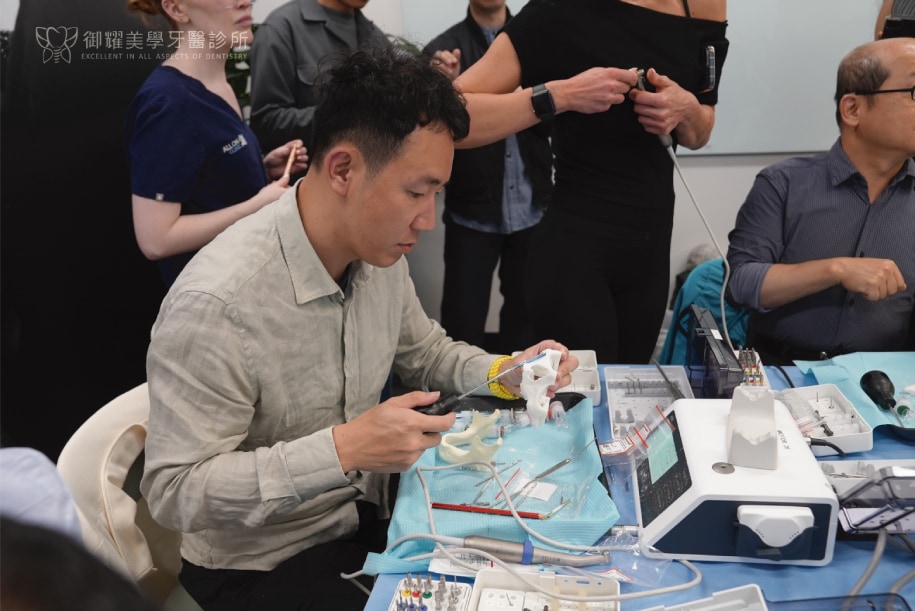 御耀美學卓育全醫師於澳洲參與 All‑on‑4 全口重建深度共研,進行臨床實作與交流