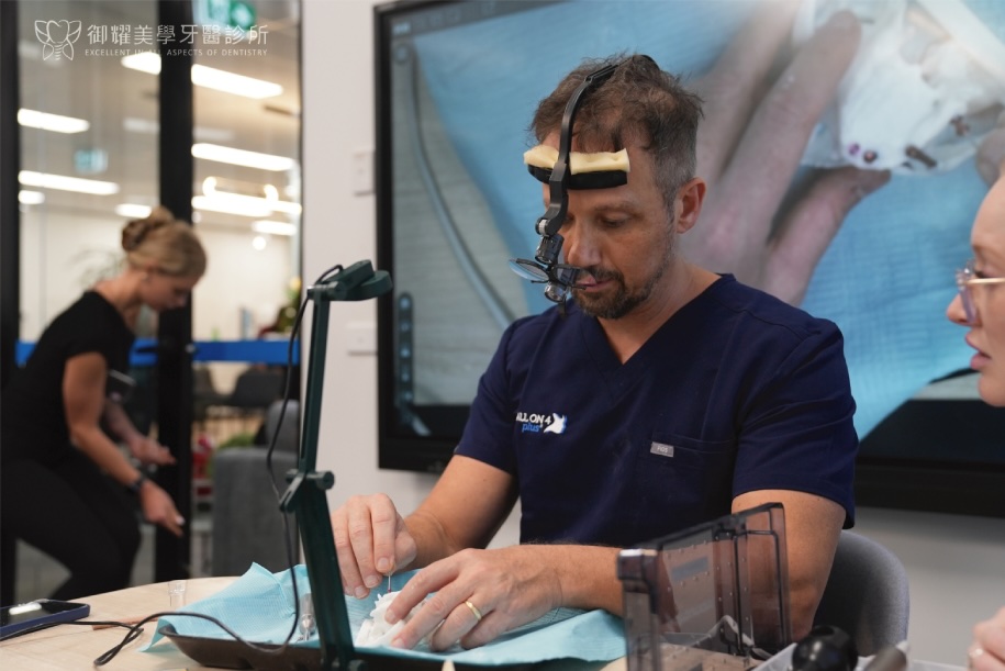 Dr. Alex Fibishenko 進行 All-on-4 數位導引模擬操作