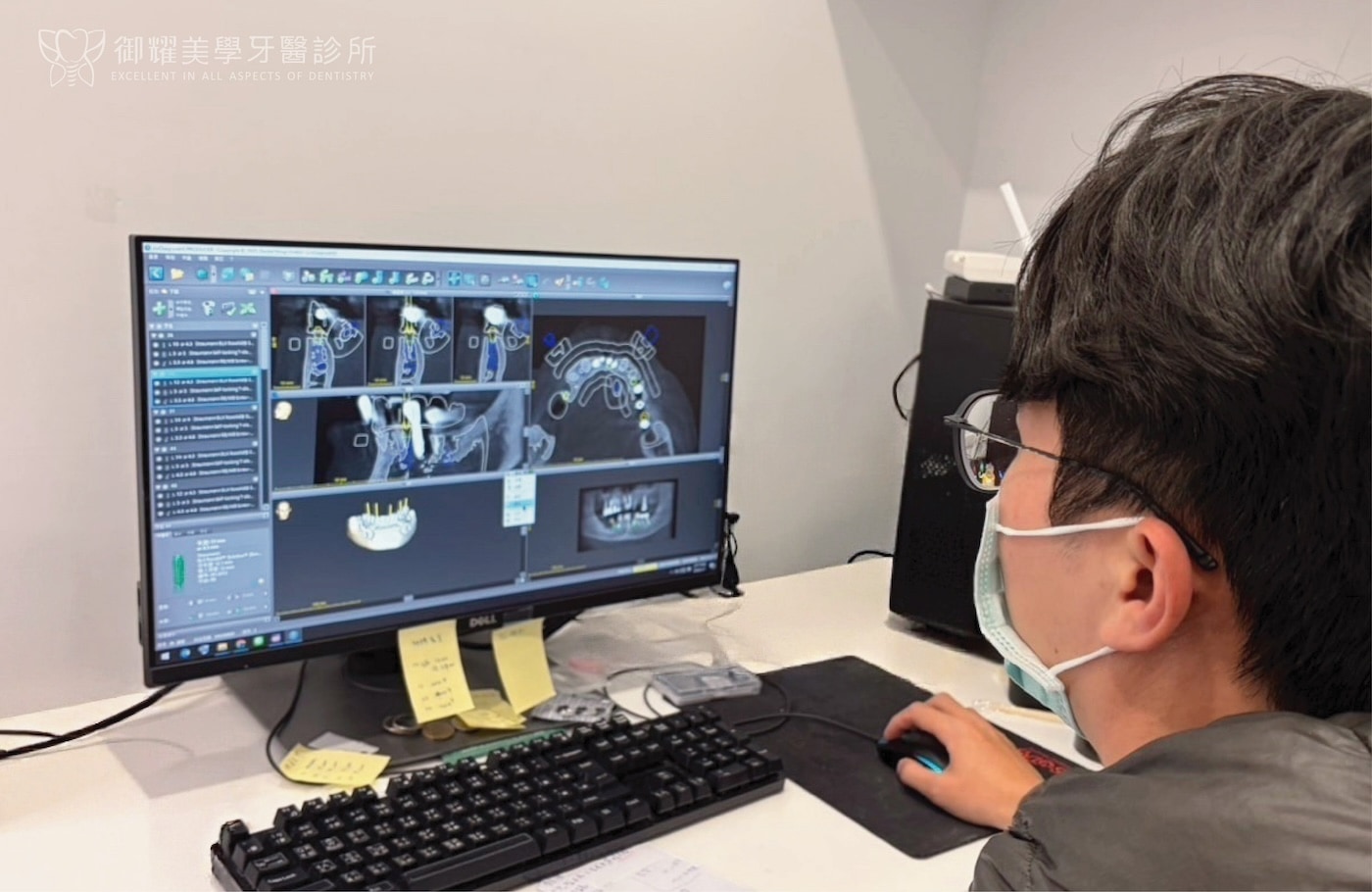 醫師使用數位植牙設計軟體進行咬合與植體位置設定示意圖